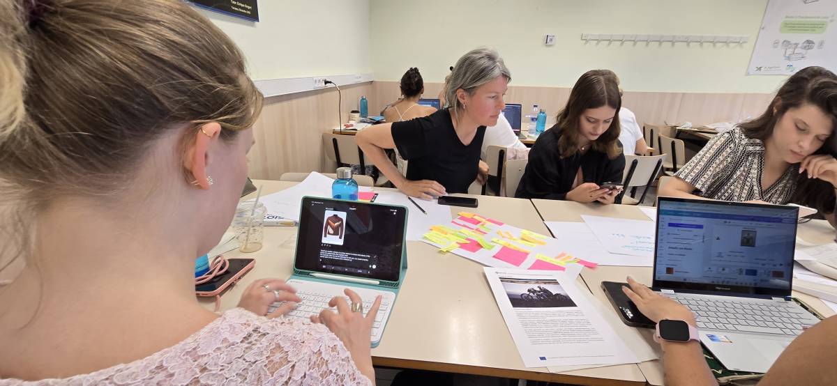 Joves europeus es reuneixen a Terrassa per repensar el futur del tèxtil: "Vull fer moda que no contamini"