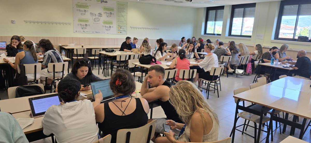 L'aula amb els grups de treball - UPC