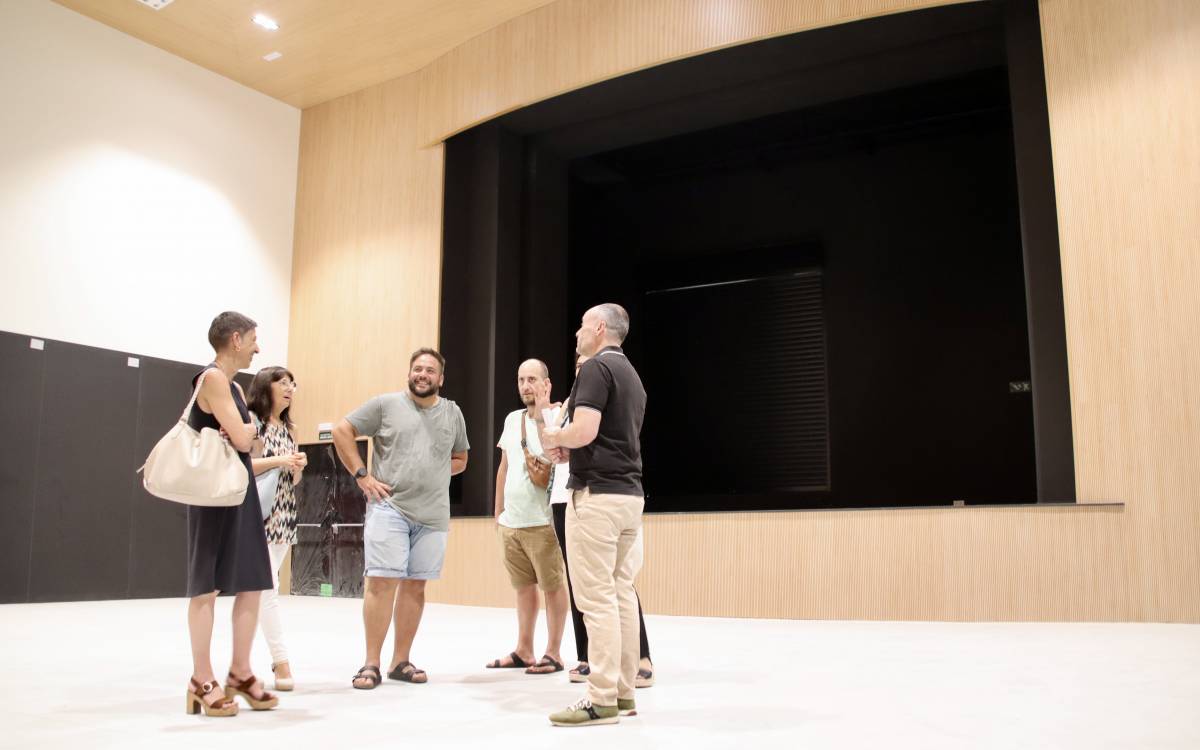 El Cafè Teatre Orient de Prats de Lluçanès obre de nou les seves portes després de més de 20 anys tancat al públic - L.Busquets/ACN El Cafè Teatre Orient de Prats de Lluçanès obre de nou les seves portes després de més de 20 anys tancat al públic