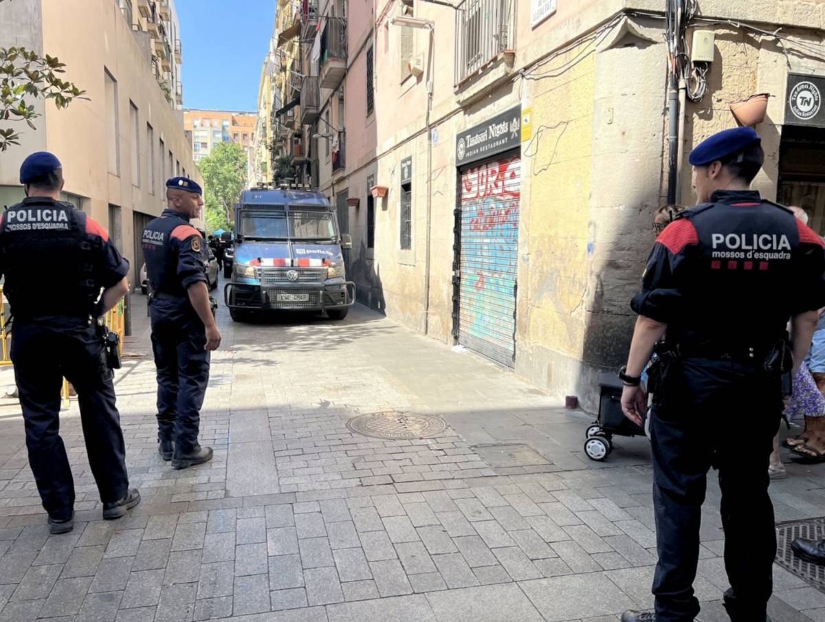 Els Mossos detenen a 17 persones que es dedicaven a la revenda de mòbils robats a Barcelona