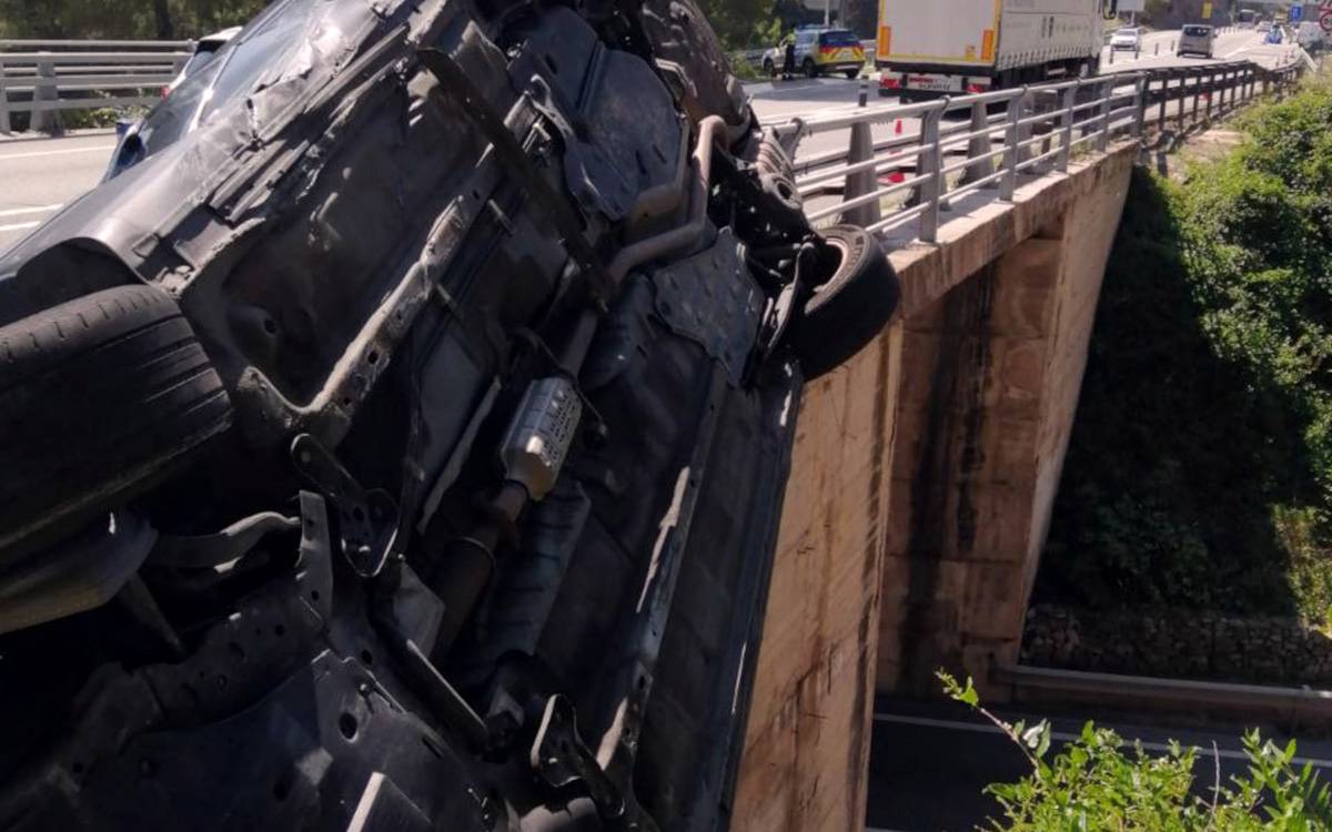 Fugida, accident i detenció: tres homes acaben penjats d'un pont a la C-55 després d'un robatori a Manresa