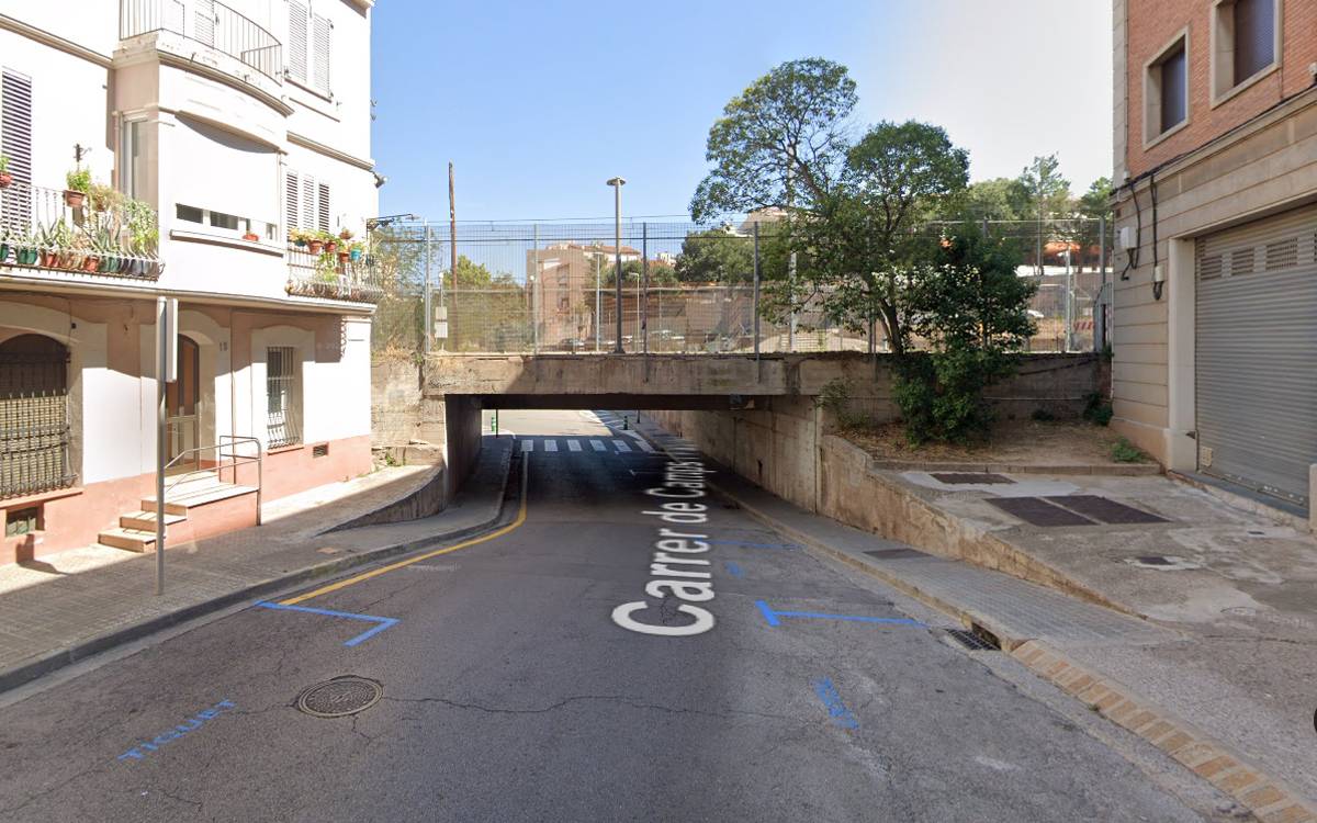 Talls de trànsit puntuals al carrer Camp i Fabrés, la nit de diumenge a dilluns