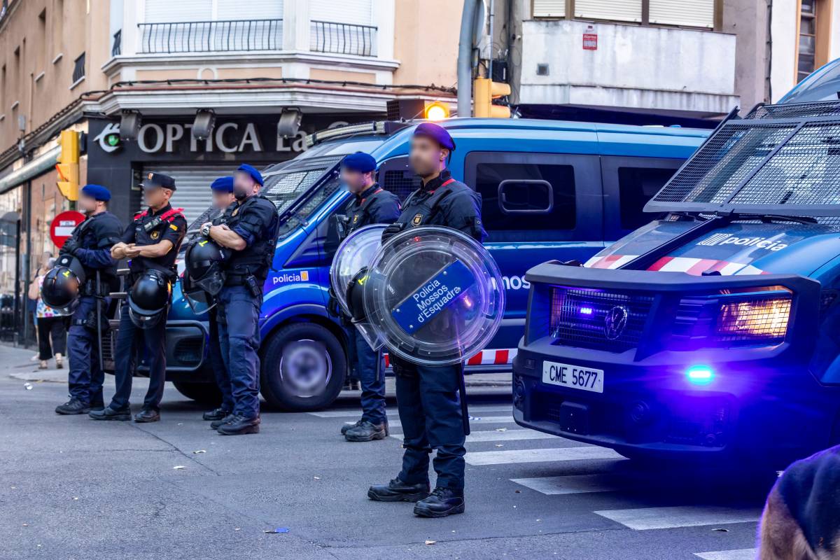 Agents dels Mossos d`Esquadra desplegats a la Creu de Barberà l`endemà de la baralla campal - Juanma Peláez Agents dels Mossos d`Esquadra desplegats a la Creu de Barberà l`endemà de la baralla campal