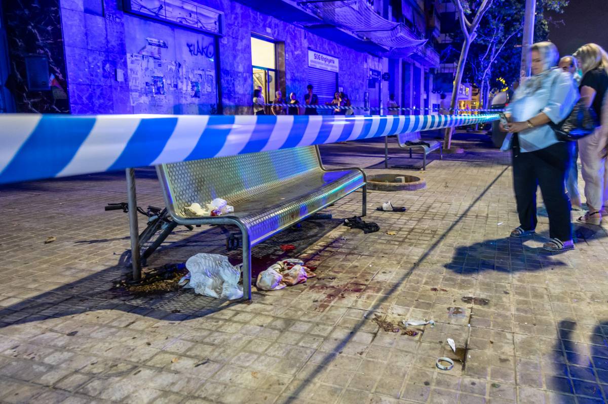 Un banc amb taques de sang després de la baralla campal de la Creu de Barberà - Juanma Peláez Un banc amb taques de sang després de la baralla campal de la Creu de Barberà