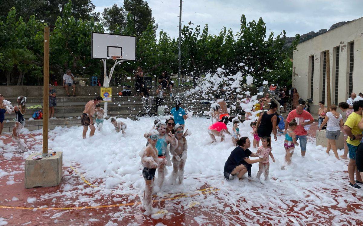 Els més petits gaudeixen cada any d'una festa de l'escuma. - Ajuntament de Vandellòs