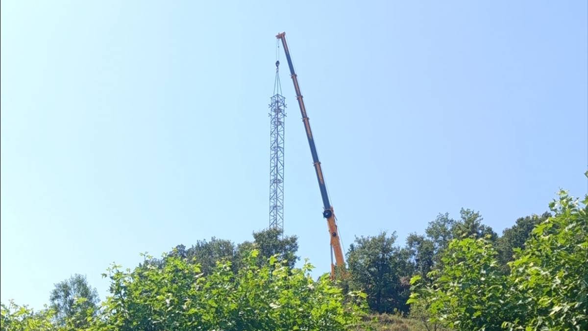 Puig-reig instal·la la nova torre de telecomunicacions