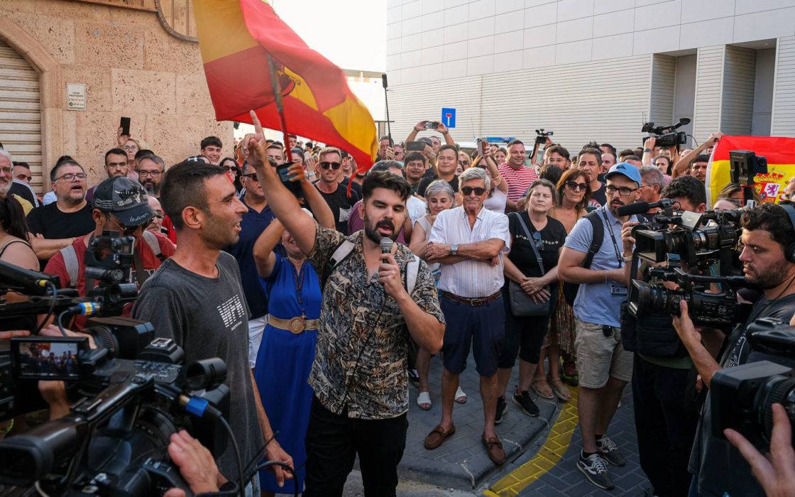 Un ultra intervé en una de les concentracions a Torre Pacheco - EFE Un ultra intervé en una de les concentracions a Torre Pacheco