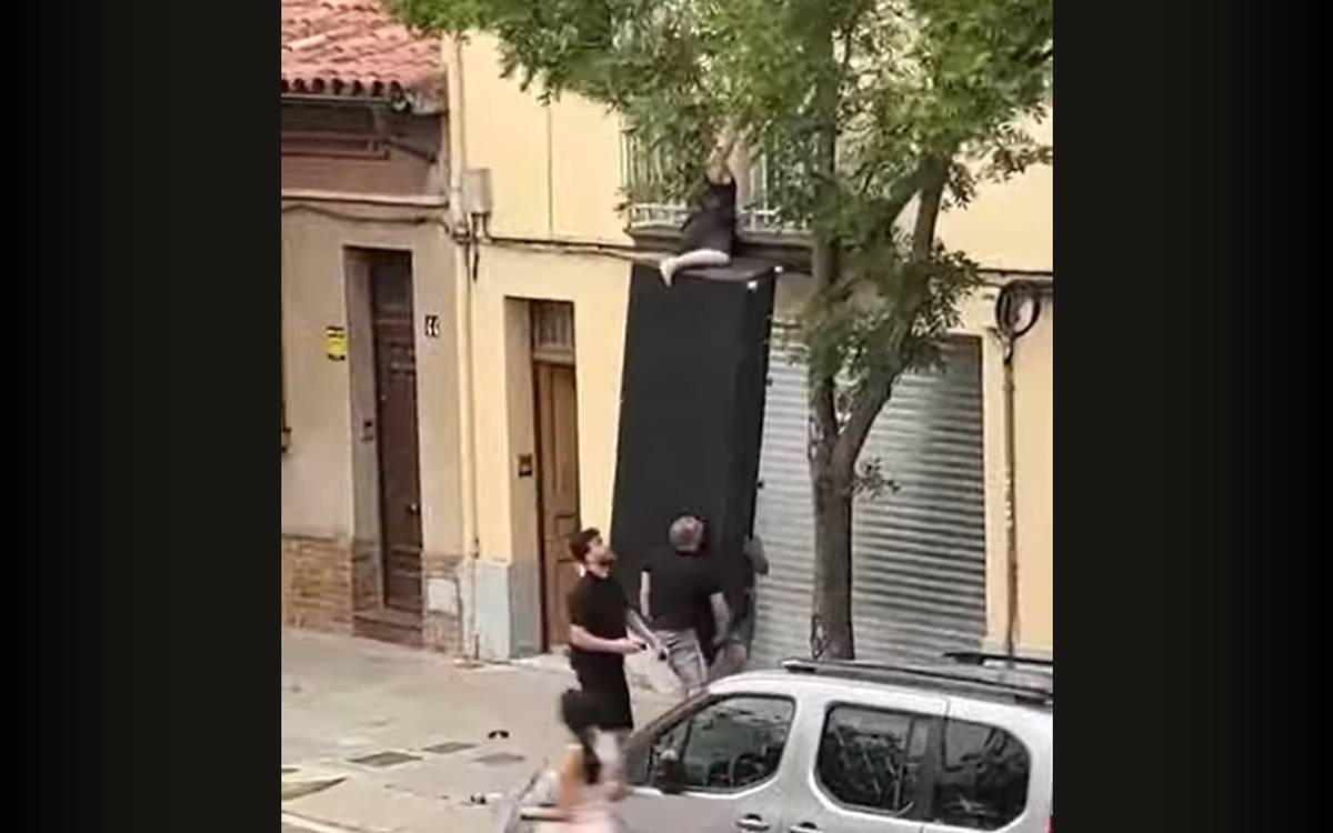 Un grup de joves evita una tragèdia en un balcó de Manresa