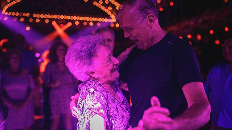 La Pepita, de 106 anys, fa ballar Jaume Collboni en una de les sales més mítiques de Barcelona