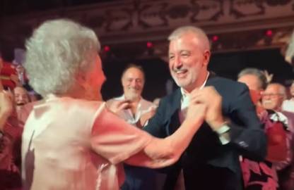 La Pepita, de 106 anys, fa ballar Jaume Collboni en una de les sales més mítiques de Barcelona