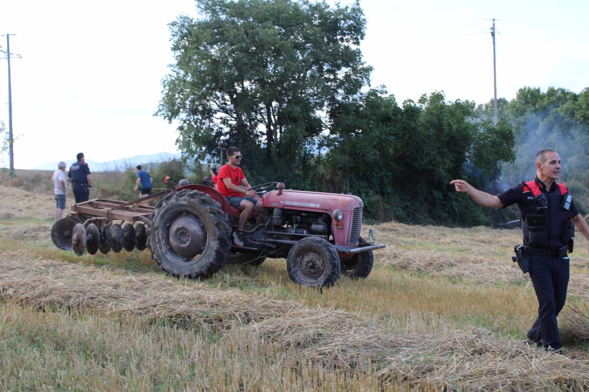 Un petit tractor va llaurar una franja del Camp per aturar l'avenç de la flama  - Ramon Estany 