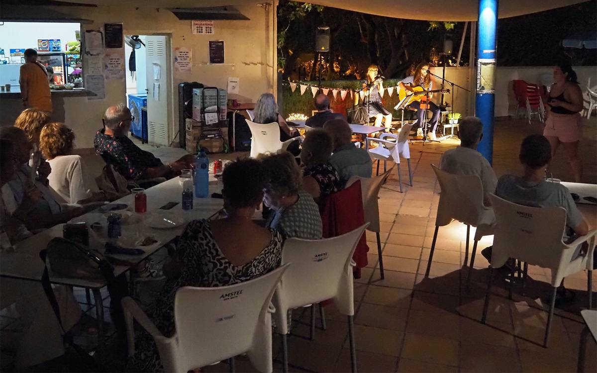 LaTrup Duet omple de música la Piscina Municipal de Súria