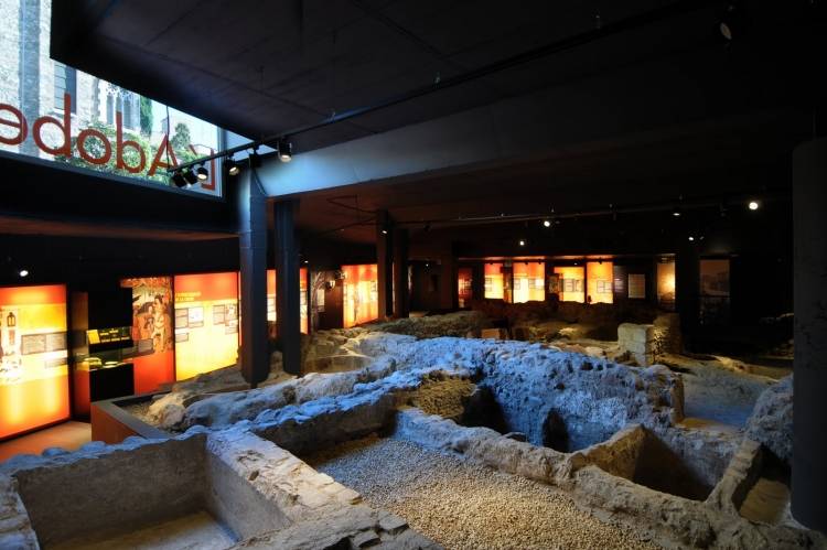 Endinsa't en l'única adoberia medieval conservada de Granollers i viatja al passat