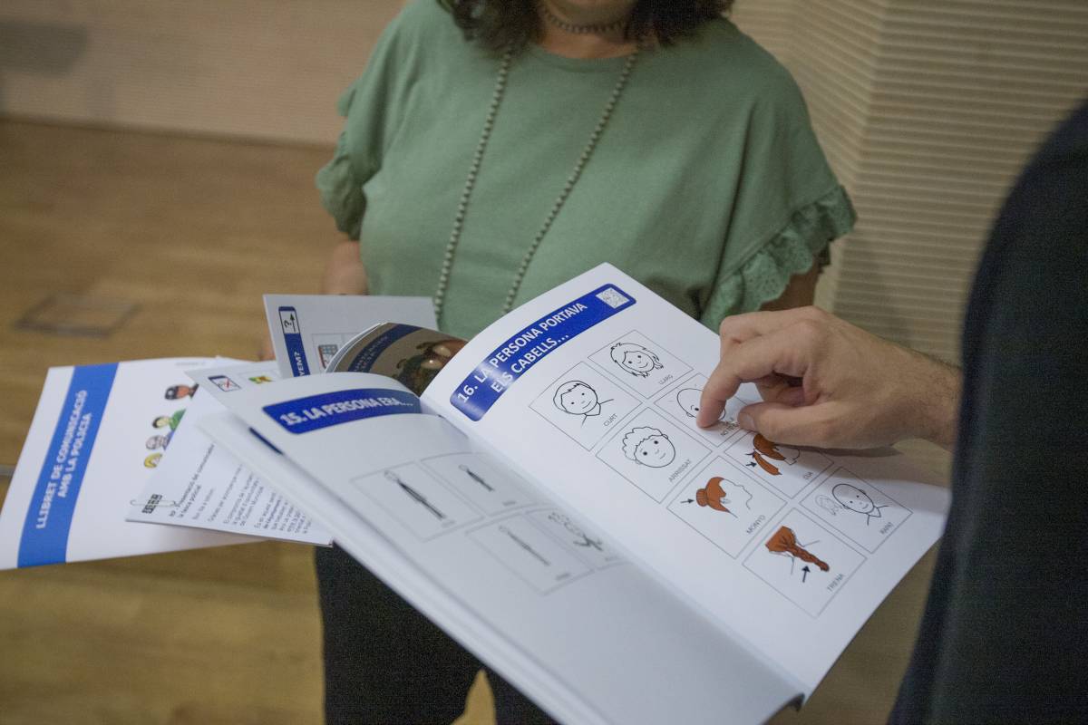 Terrassa presenta un quadern de comunicació pioner per a facilitar la interacció amb la Policia Municipal