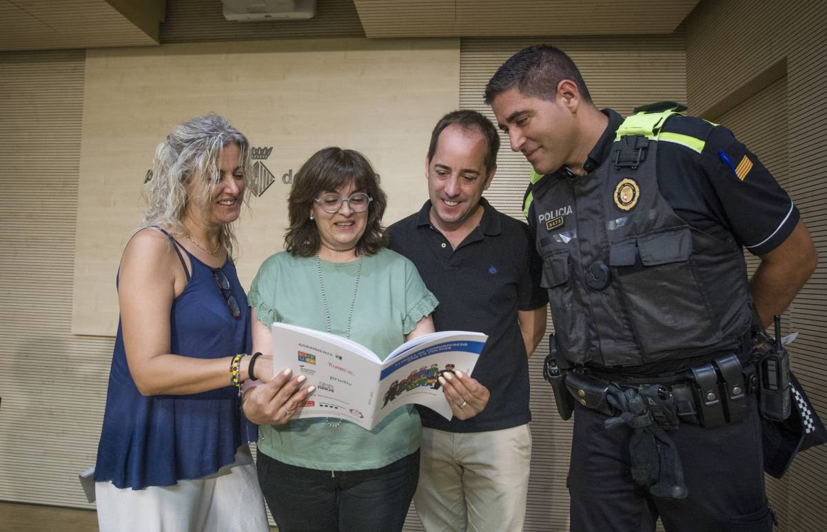 Anna Sanglas, Meritxell Lluís, Xavier Cardona i Antonio Lidueña amb el nou llibret  - Nebridi Aróztegui