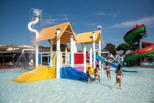 8 parcs aquàtics on refrescar-se en família a l'estiu