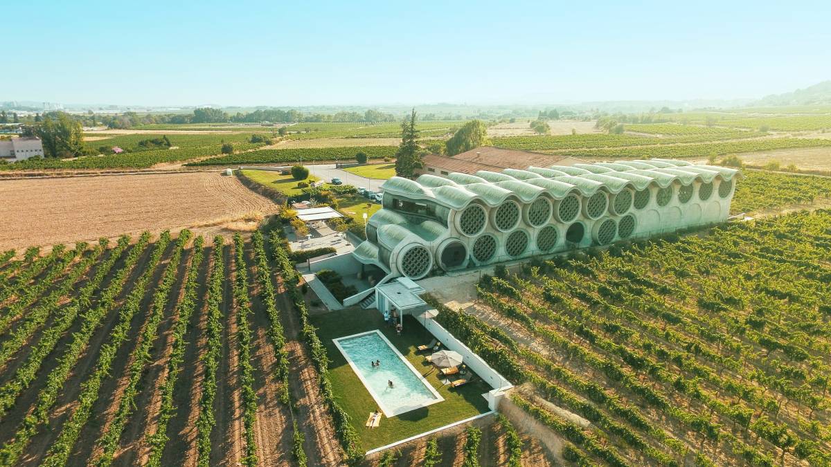 Dormir entre vinyes, brindar amb història: l'experiència enoturística única de Mastinell al Penedès