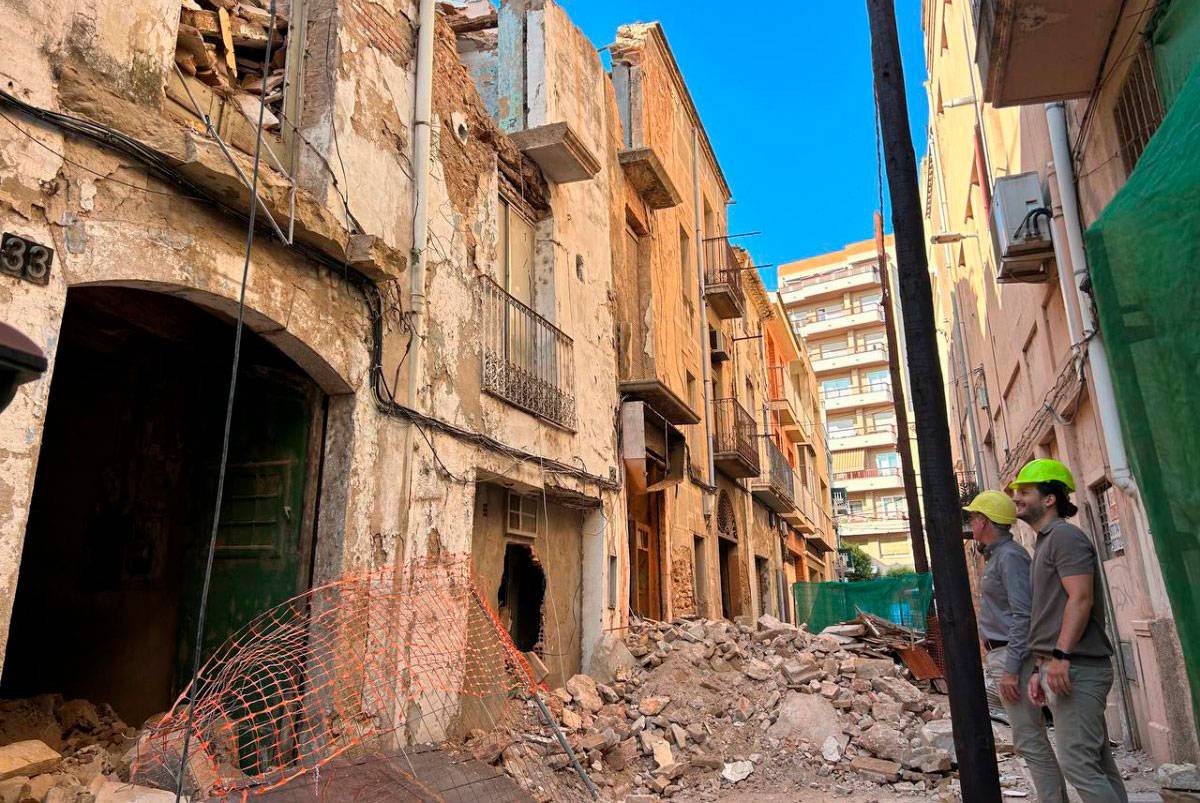 Enderrocades tres cases en estat de ruïna a Amposta