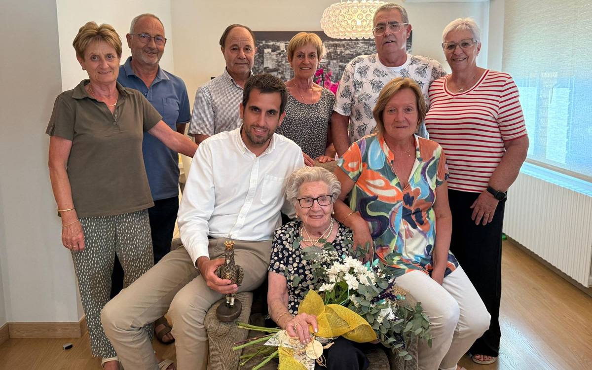 Cardona homenatja Anna Sucarrats pels seus 100 anys