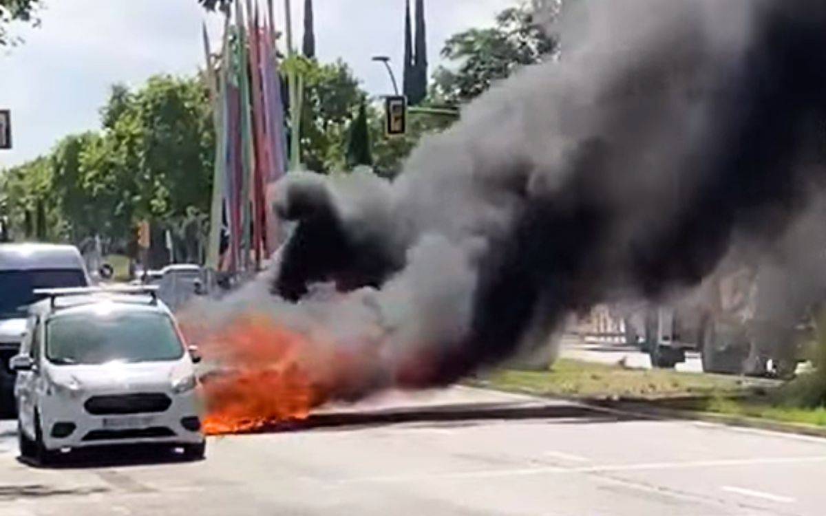 Un cotxe en flames alerta els veïns de Reus i provoca retencions en el trànsit