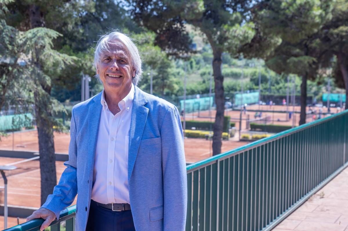 Llusià, amb les pistes de tennis de fons - Juanma Peláez Llusià, amb les pistes de tennis de fons