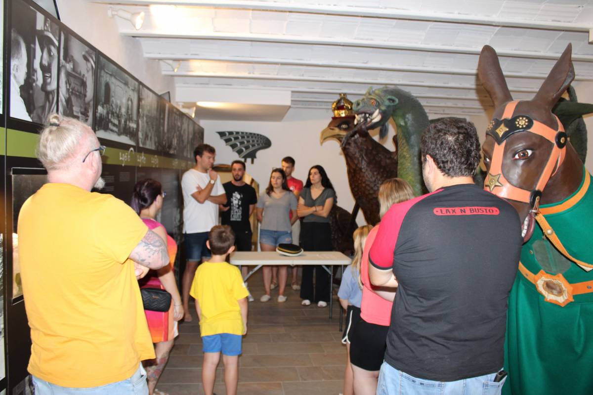 Una quinzena d'infants han participat al sorteig del Ball de Bastons de Solsona 