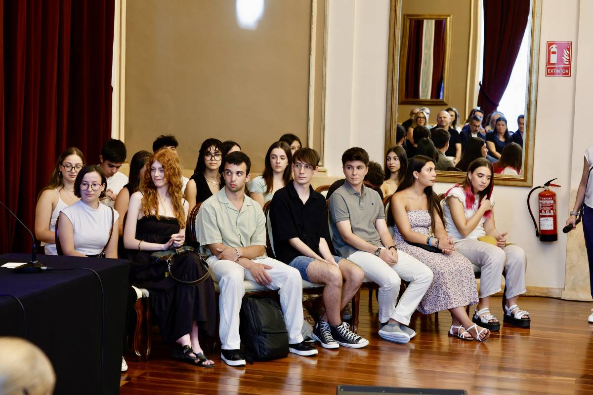 Acte de reconeixement a les millors notes de les PAU - Juanma Peláez Acte de reconeixement a les millors notes de les PAU