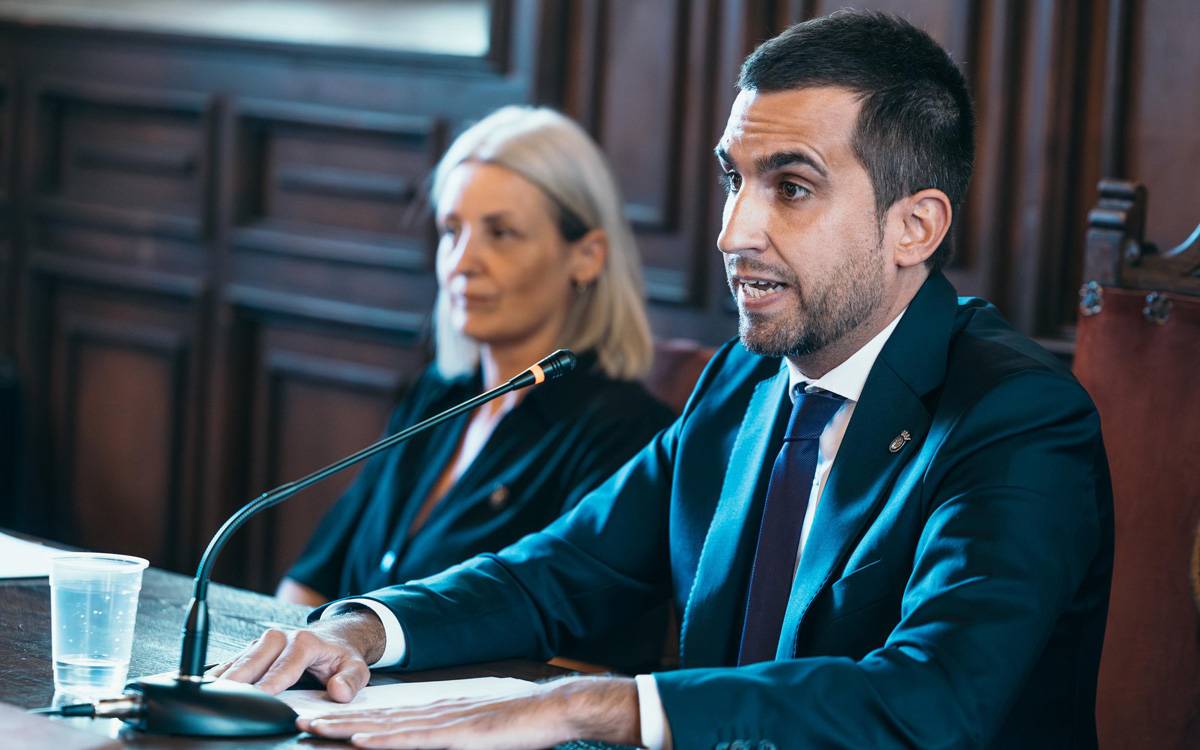 Ferran Estruch durant el seu discurs, amb Lluïsa Aliste al fons - AjCdn Ferran Estruch durant el seu discurs, amb Lluïsa Aliste al fons