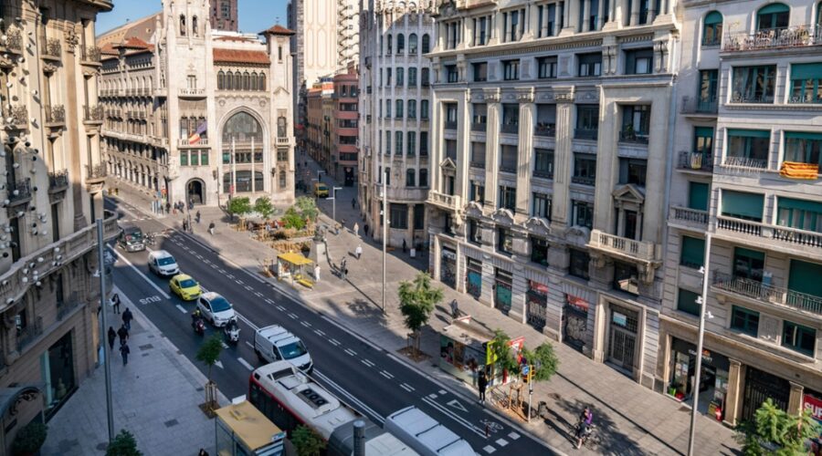 Barcelona començarà a multar els vehicles no autoritzats que pugin per la Via Laietana
