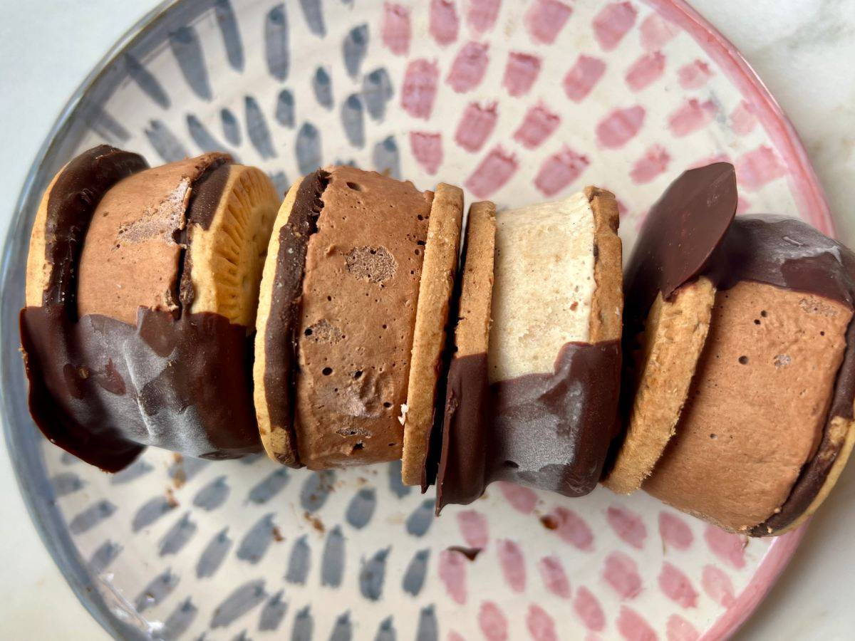 Sandvitxos de gelat de cacau i de coco i vainilla