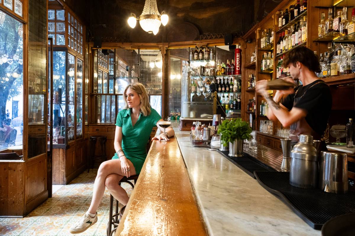 Maria Xinxó demana un Espresso Martini a La Confitereia  - Hugo Fernández