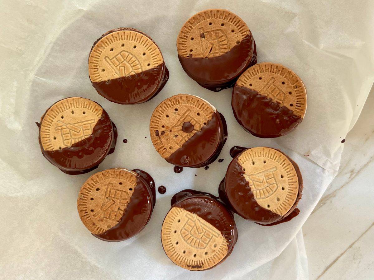Sandvitxos de gelat de cacau i de coco i vainilla