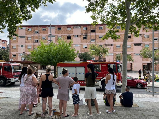 Un incendi calcina completament un pis de la Mariola