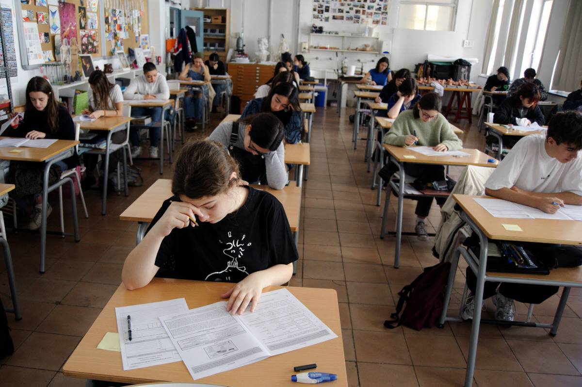 El govern d'Illa fulmina un càrrec d'Educació pel caos de les places de docents