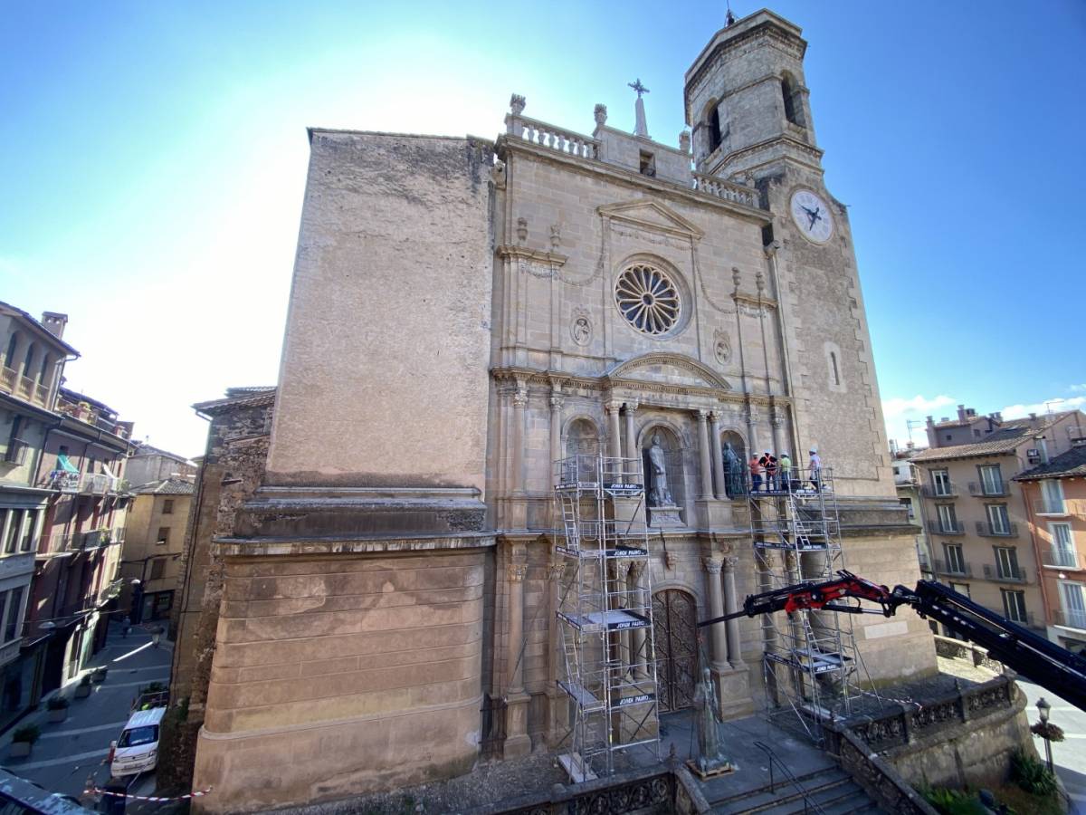 La basílica de Sant Esteve d’Olot ja té totes les figures a la façana