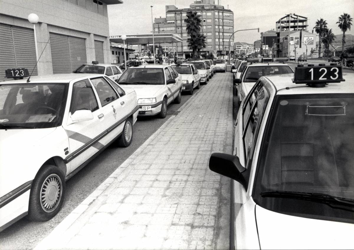Una filera de taxis i un vehicle amagat