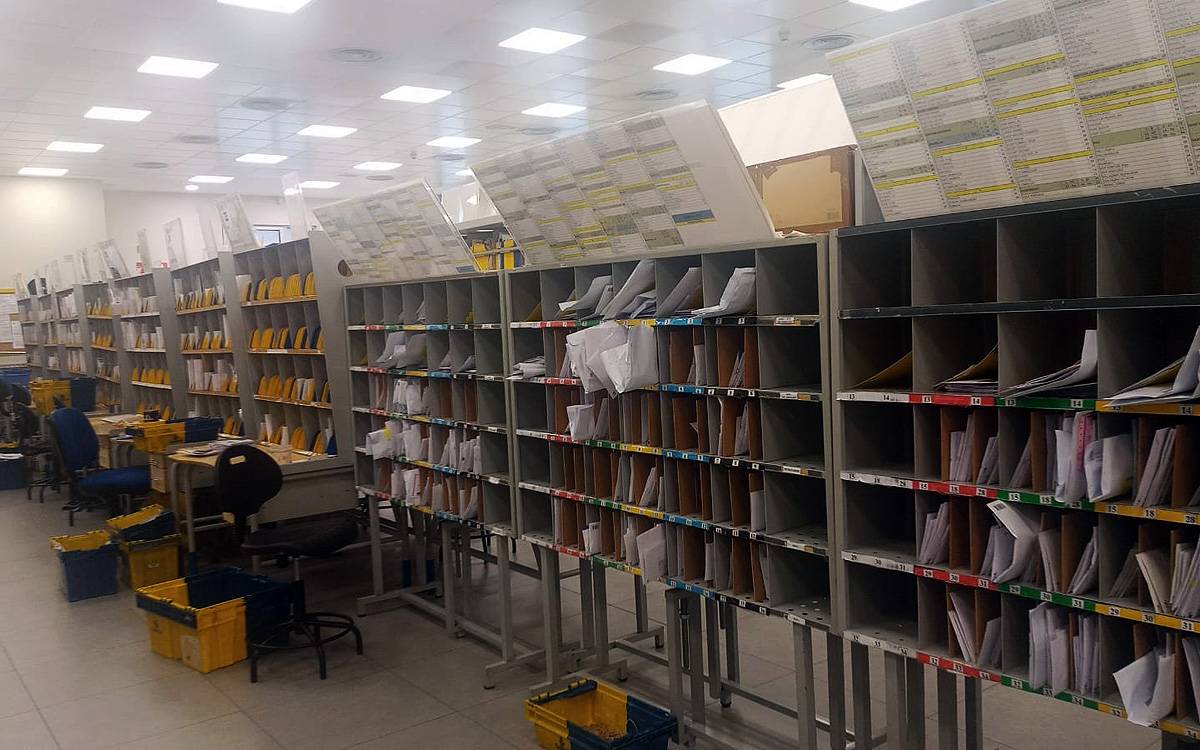 Saturació a Correus Manresa: milers d'enviaments encallats per manca de personal