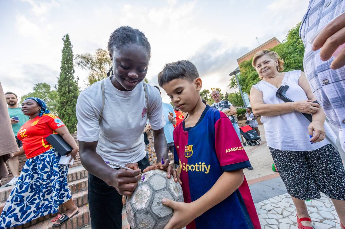 Un infant, amb la samarreta del Barça, demanant a Camara que li signi una pilota - Juanma Peláez Un infant, amb la samarreta del Barça, demanant a Camara que li signi una pilota