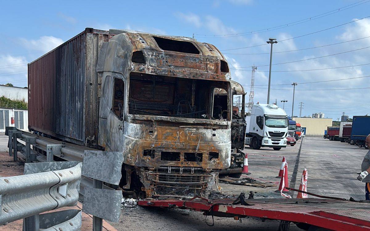 Un transportista de Tarragona busca ajuda per substituir el seu camió cremat: «Ho he perdut tot»