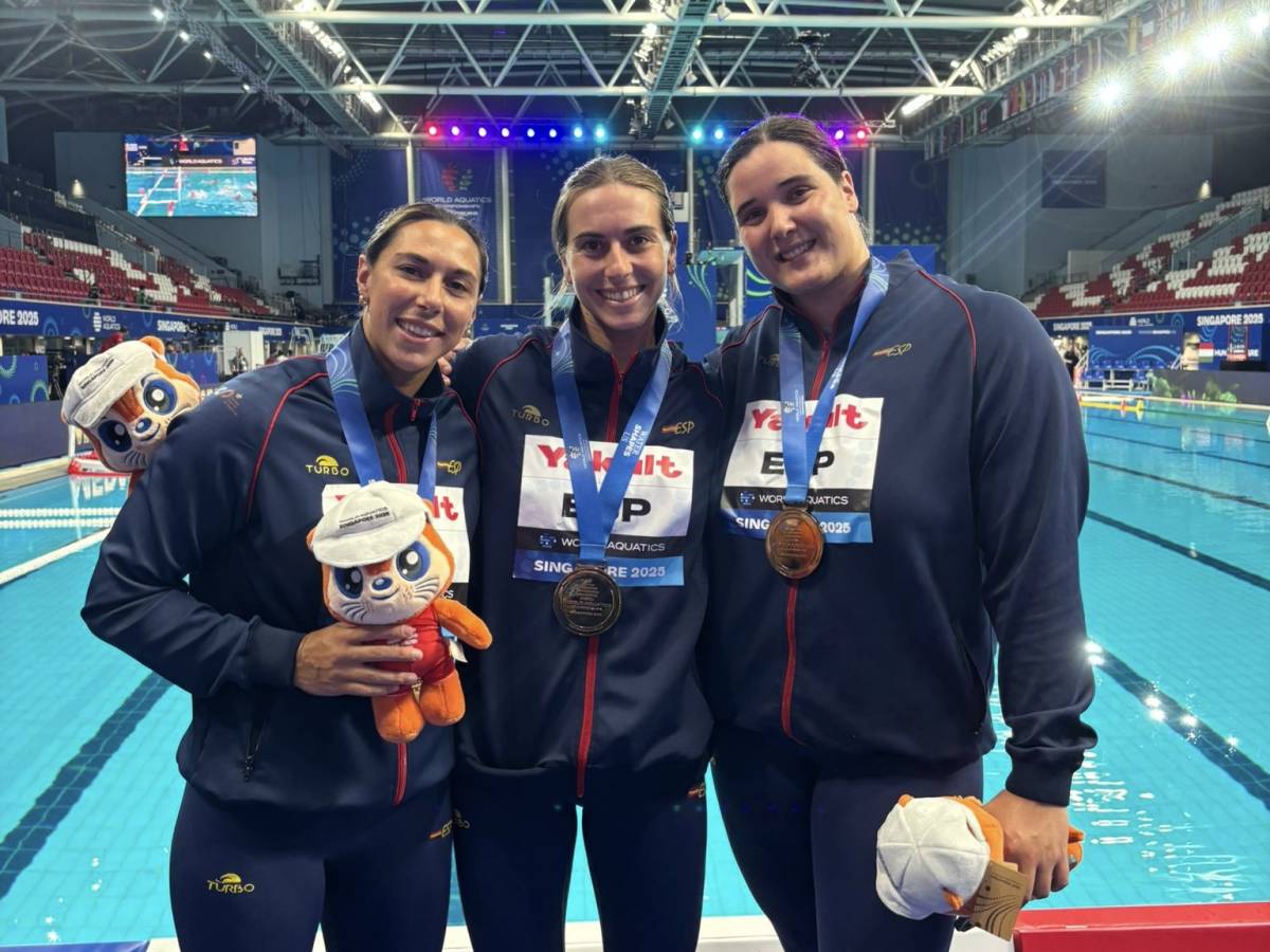 Les jugadores de l'Astralpool CN Sabadell, Bea Ortiz, Irene González i Paula Leitón, i la sabadellenca Nona Pérez es pengen el bronze mundialista