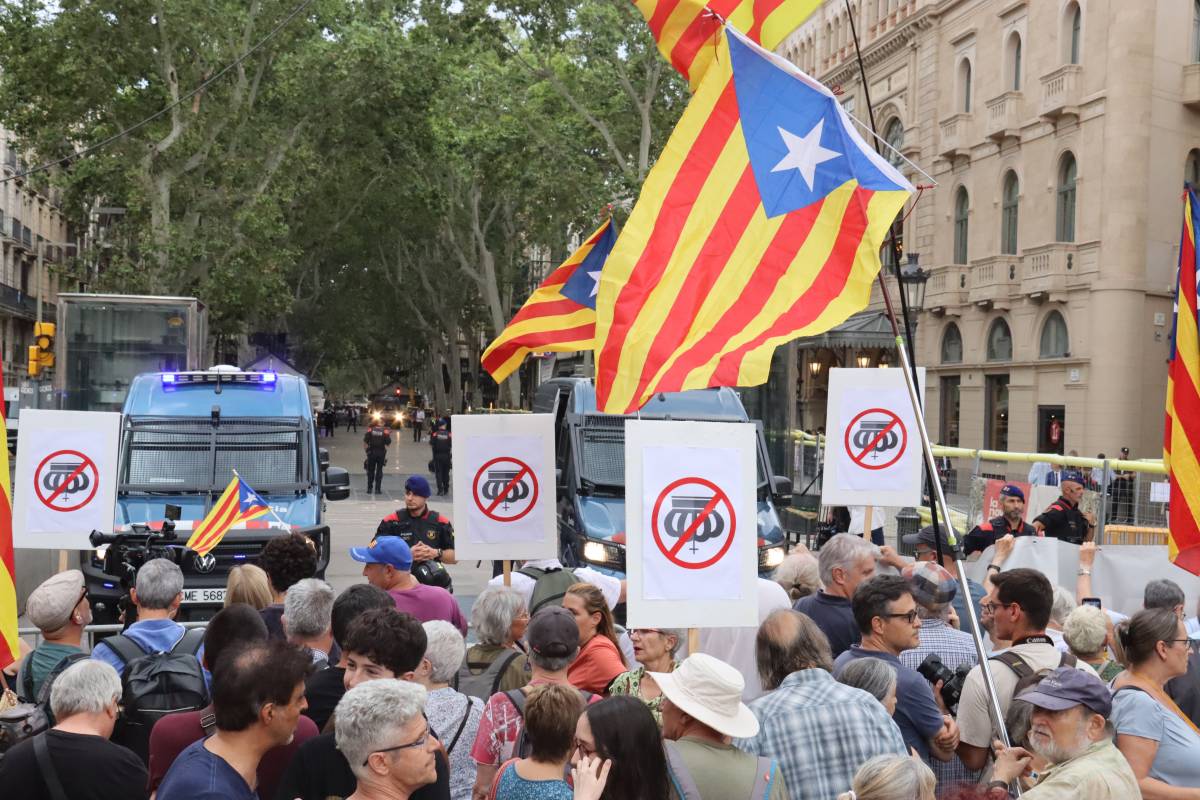 Unes 200 persones protesten davant el Liceu per la presència de Felip VI a Barcelona