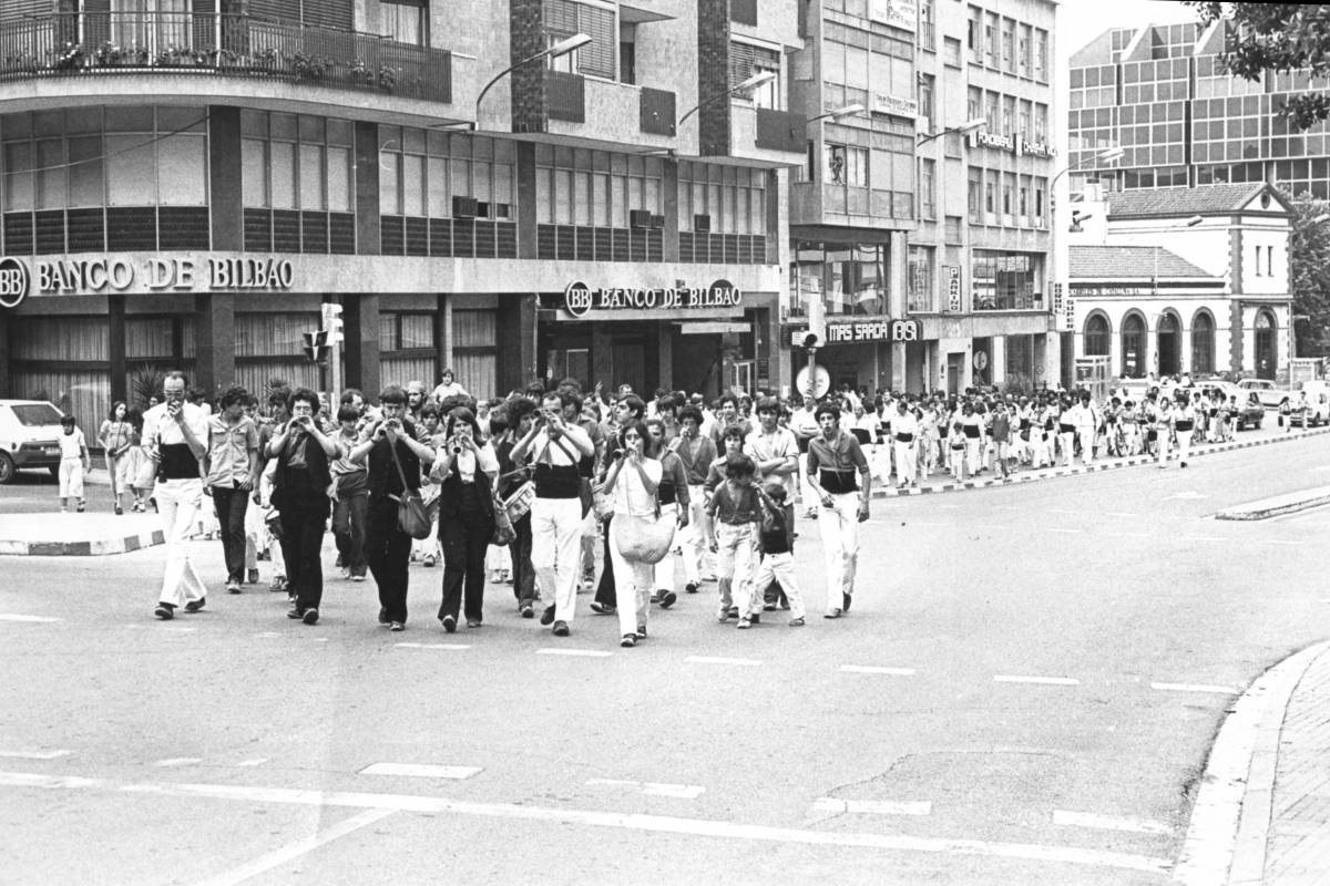 Maria Dern, al centre de la foto tocant la gralla, amb els Minyons al 1980 - Arxiu Diari de Terrassa Maria Dern, al centre de la foto tocant la gralla, amb els Minyons al 1980