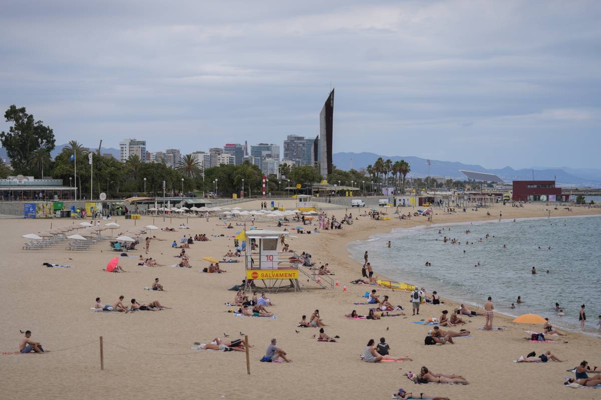 El Govern demana prudència a platges, piscines i aigües interiors