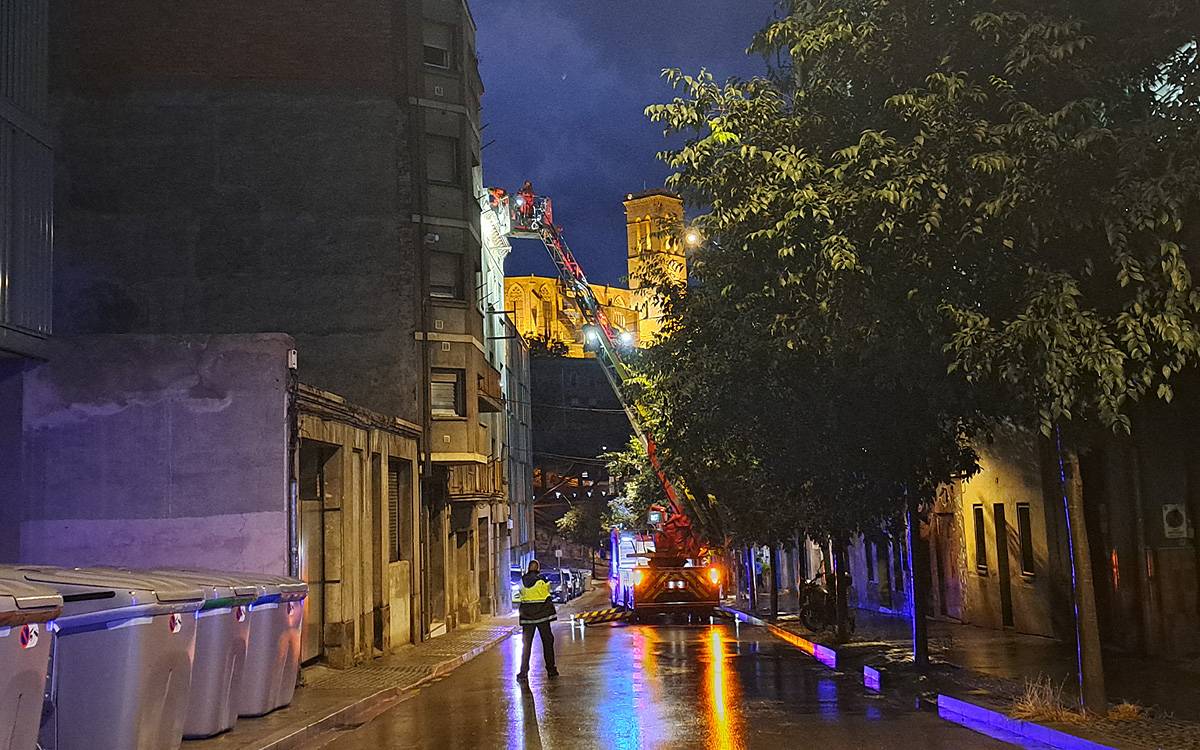 Un important despreniment en una façana obliga a tallar la Via Sant Ignasi