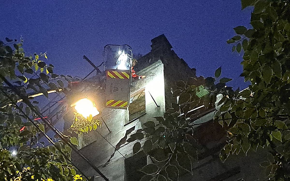 Els Bombers treballant a l`alçada de la cinquena planta, on la paret estava bufada
