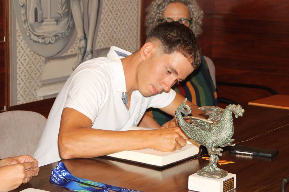 Rodríguez ha signat en el segon Llibre d'Honors i Distincions de l'ajuntament de Solsona  - Ramon Estany 