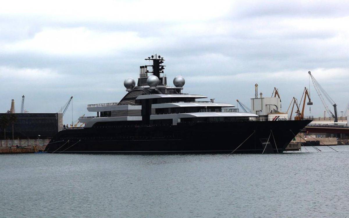 El iot rus retingut a la Marina Tarraco des de fa tres anys marxa del Port de Tarragona