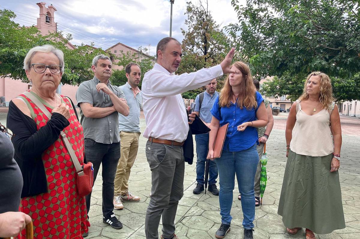 L`alcalde amb representants municipals i veïns durant la visita - Ajuntament de Terrassa L`alcalde amb representants municipals i veïns durant la visita