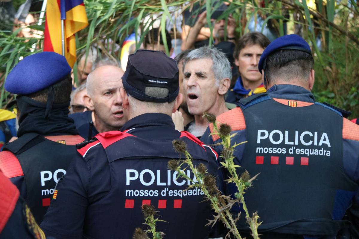 Tensió entre els Mossos i uns 50 manifestants en la protesta contra el rei