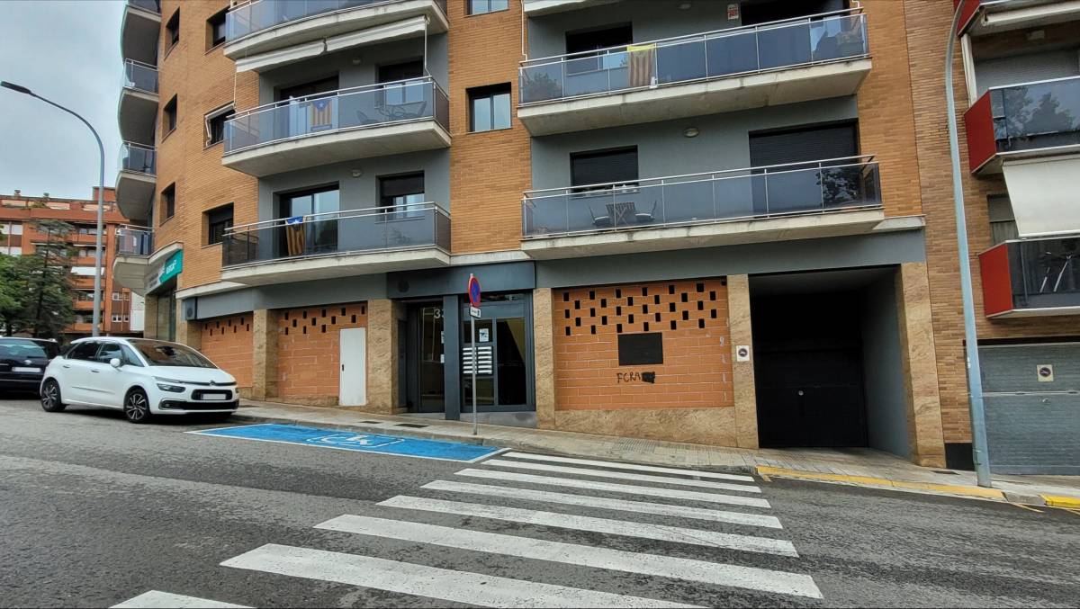 Els veïns del carrer Sardana recullen firmes en contra de l'obertura d'un club cannàbic